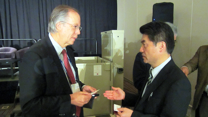 From left: Cyterion President and CEO Gary W. Cleary, iCeMS professor Takashi Asada