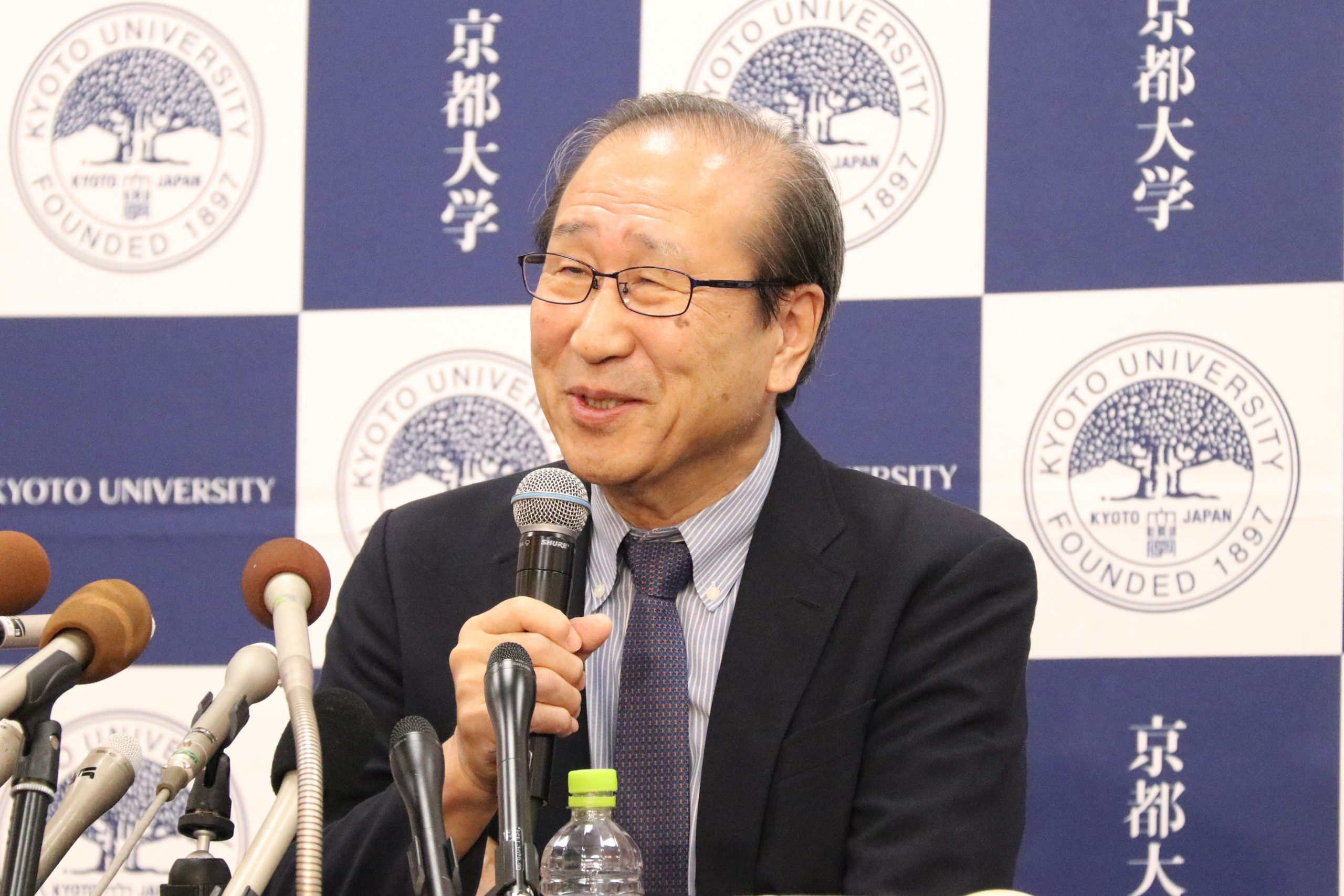 北川進特別教授がノーベル化学賞受賞決定を受けて会見に臨みました