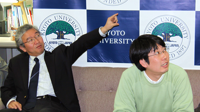 （左から）渡辺 芳人 教授、上野 隆史 准教授